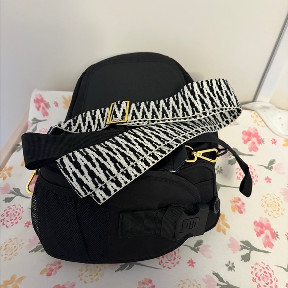 Tushbaby - Black with Patterned Strap - Picture 2 of 2